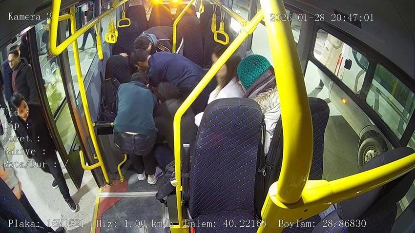 Bursa'da halk otobüsünde zamanla yarış! Kalp krizi geçiren yolcu, şoför ve yolcular sayesinde hayata tutundu