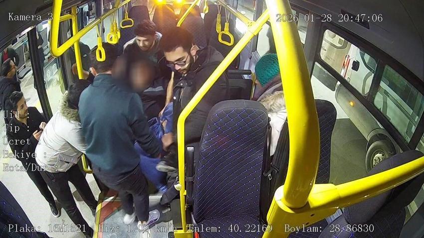 Bursa'da halk otobüsünde zamanla yarış! Kalp krizi geçiren yolcu, şoför ve yolcular sayesinde hayata tutundu