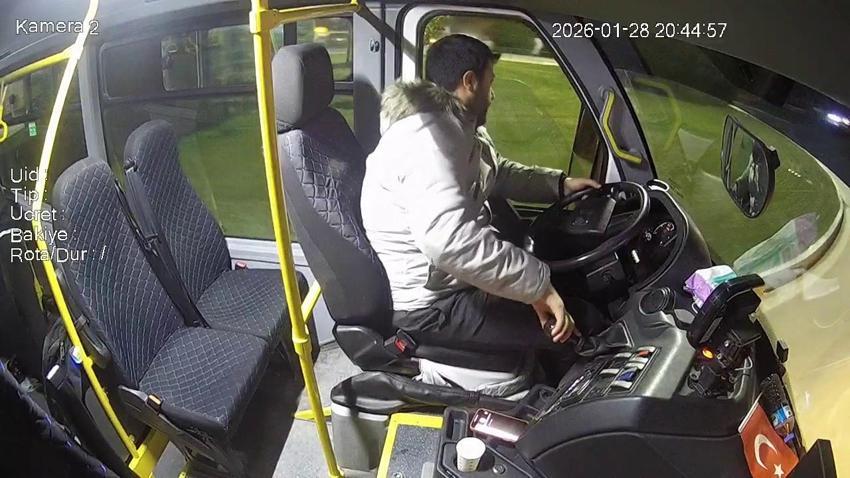 Bursa'da halk otobüsünde zamanla yarış! Kalp krizi geçiren yolcu, şoför ve yolcular sayesinde hayata tutundu