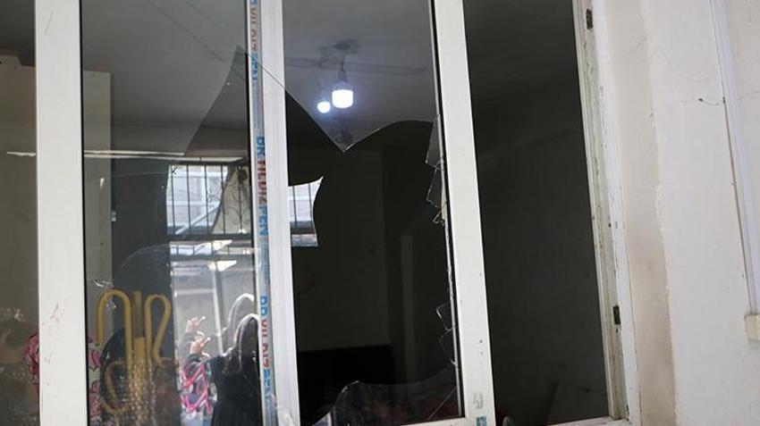 Eline tavayı alan şahıs boşanma aşamasındaki eşinin evini savaş alanına çevirdi! Çocukların ağladığı o anlar kamerada
