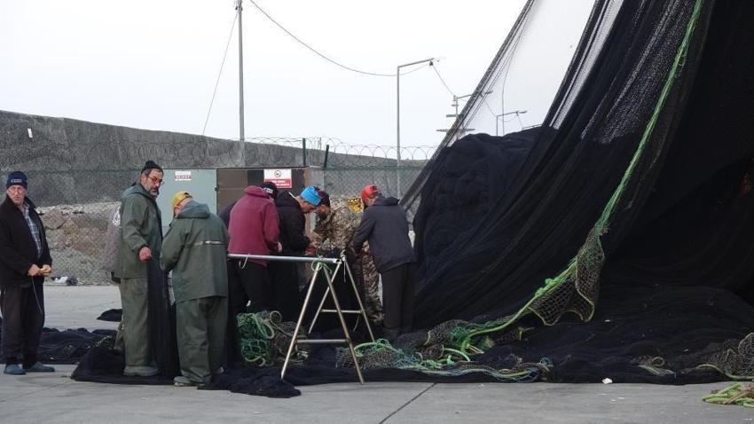 İğneada ve Gürcistan’da hamsi umudu tükeniyor: Balıkçılar erken paydos etmeye başladı, tekneler karaya çekilmeye başladı
