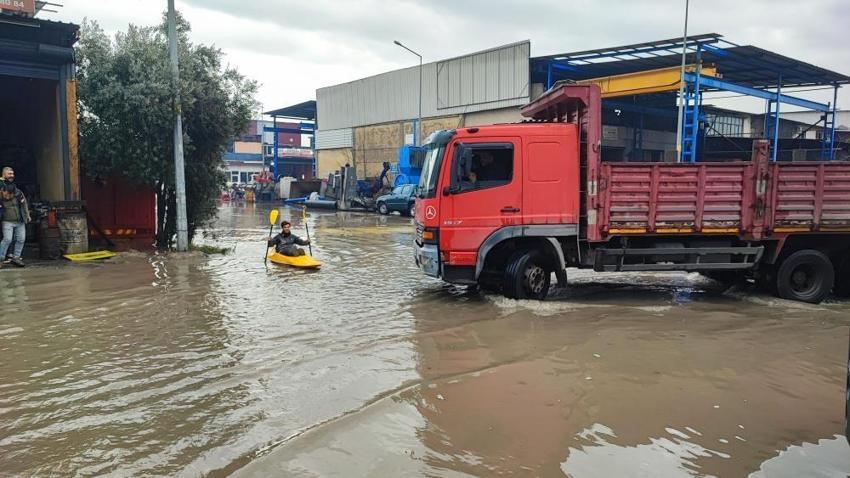 Adana'da sağanak yağış etkili oldu: Yollar göle dönünce kanosunu suya indirdi!