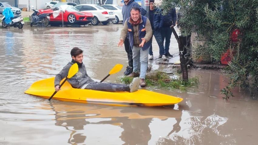 Adana'da sağanak yağış etkili oldu: Yollar göle dönünce kanosunu suya indirdi!