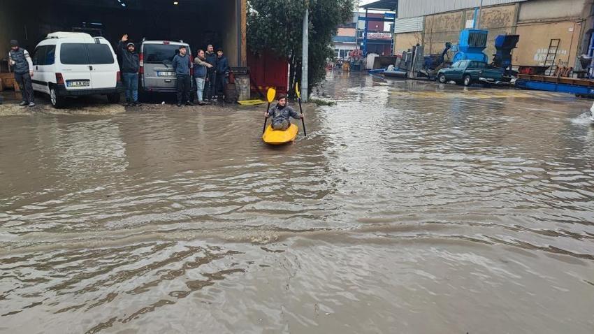 Adana'da sağanak yağış etkili oldu: Yollar göle dönünce kanosunu suya indirdi!
