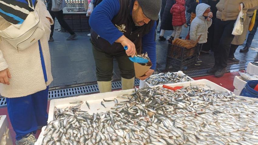 Kar yağdı balık tezgahları doldu taştı! Kayseri'de Karadeniz hamsisinin fiyatı dikkat çekti