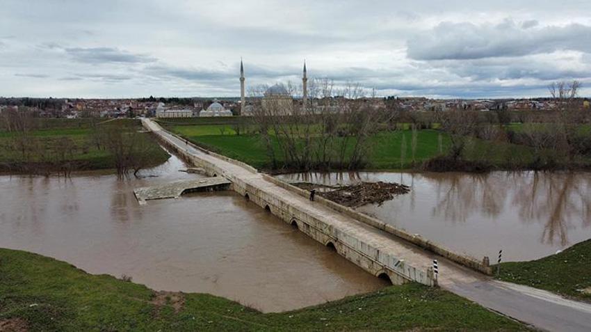 Edirne'de aşırı yağışlar Tunca Nehri'ni taşırdı! Tarlaları su bastı, köprülerin gözleri kapandı