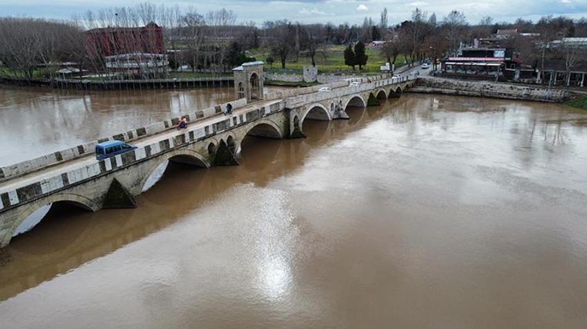 Edirne'de aşırı yağışlar Tunca Nehri'ni taşırdı! Tarlaları su bastı, köprülerin gözleri kapandı