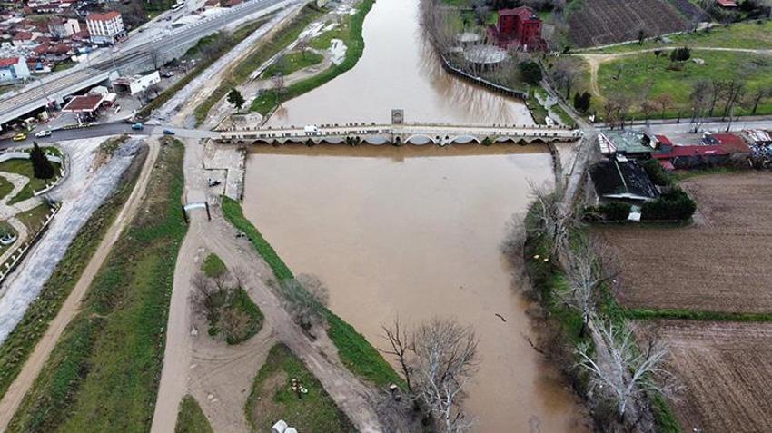 Edirne'de aşırı yağışlar Tunca Nehri'ni taşırdı! Tarlaları su bastı, köprülerin gözleri kapandı