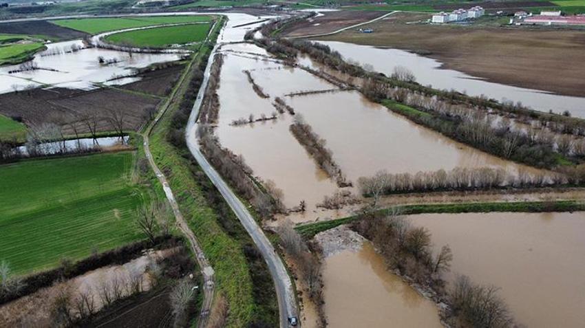 Edirne'de aşırı yağışlar Tunca Nehri'ni taşırdı! Tarlaları su bastı, köprülerin gözleri kapandı