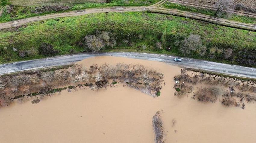 Edirne'de aşırı yağışlar Tunca Nehri'ni taşırdı! Tarlaları su bastı, köprülerin gözleri kapandı