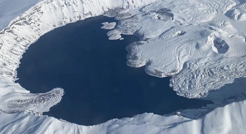 Türkiye'nin en büyük krater gölü Nemrut Krater Gölü'nün kış güzelliği mest etti