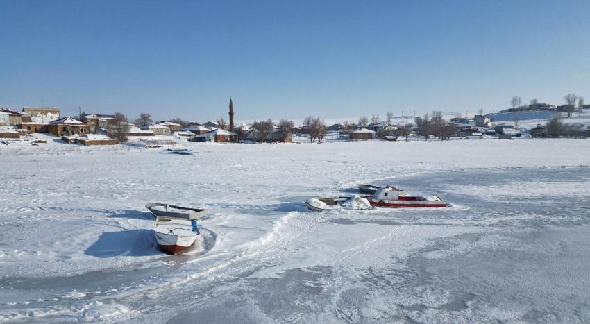 Türkiye'nin en büyük krater gölü Nemrut Krater Gölü'nün kış güzelliği mest etti
