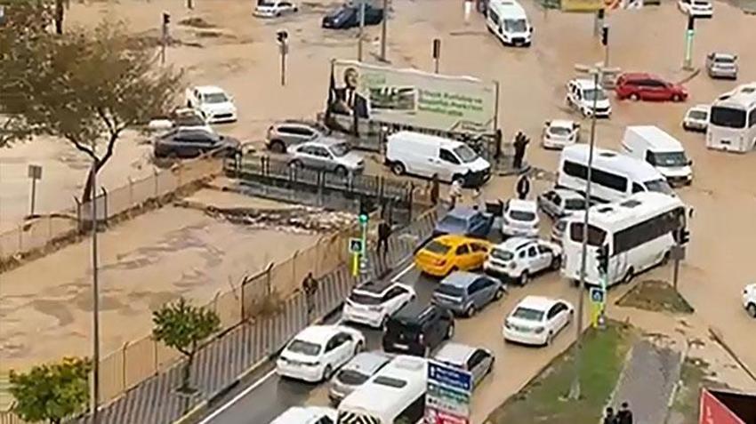 Meteoroloji uyardı sağanak yağışlar Adana'yı vurdu! Yağmur şehirde hayatı olumsuz etkiledi, yayalar ve sürücüler zor anlar yaşadı