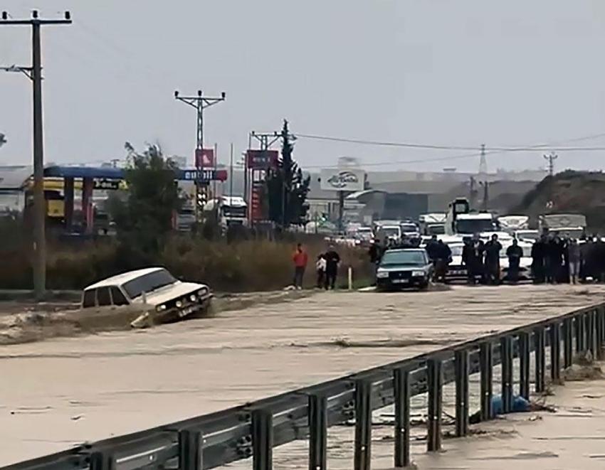 Meteoroloji uyardı sağanak yağışlar Adana'yı vurdu! Yağmur şehirde hayatı olumsuz etkiledi, yayalar ve sürücüler zor anlar yaşadı