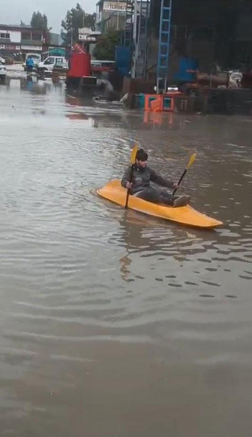 Meteoroloji uyardı sağanak yağışlar Adana'yı vurdu! Yağmur şehirde hayatı olumsuz etkiledi, yayalar ve sürücüler zor anlar yaşadı