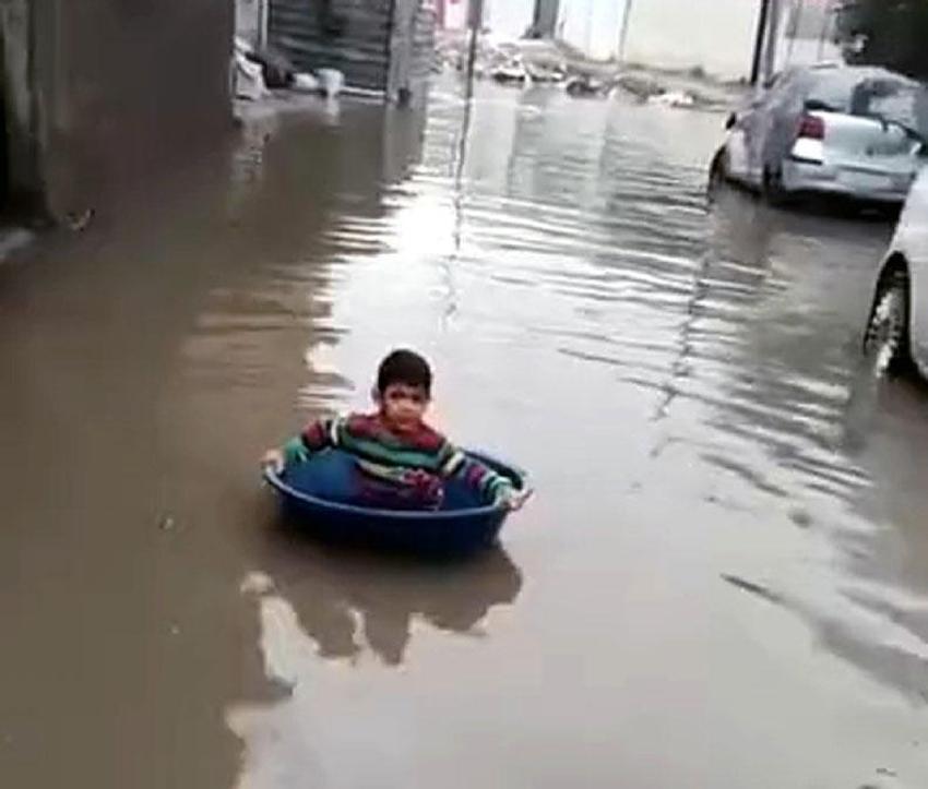 Meteoroloji uyardı sağanak yağışlar Adana'yı vurdu! Yağmur şehirde hayatı olumsuz etkiledi, yayalar ve sürücüler zor anlar yaşadı