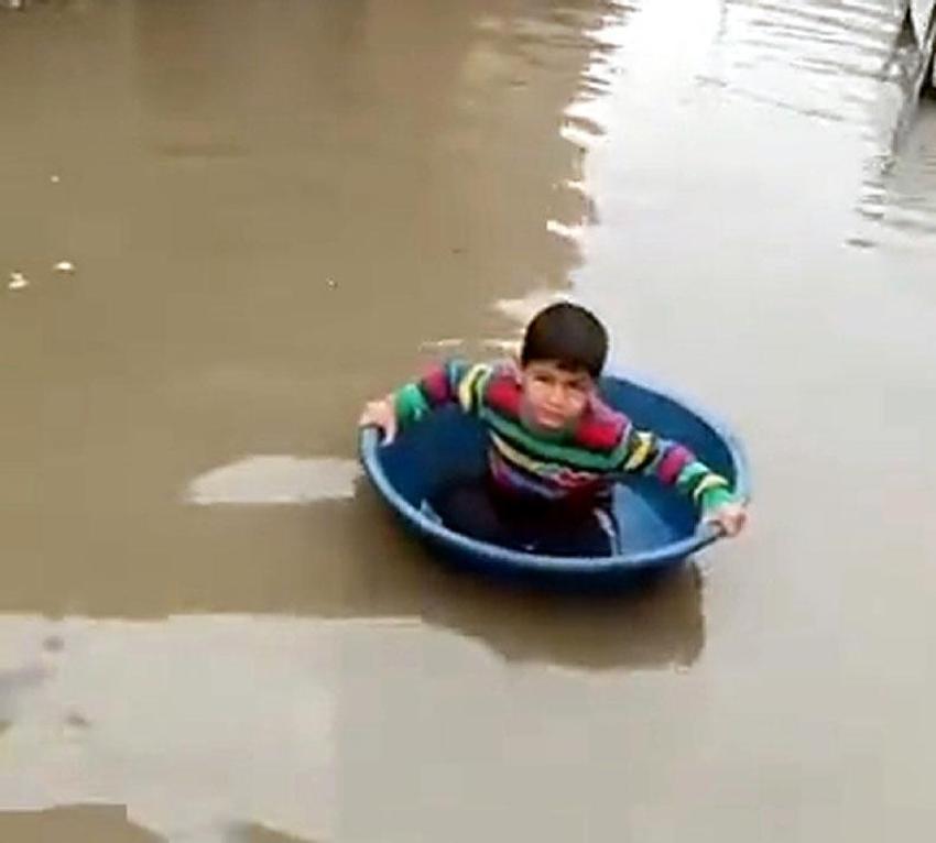 Meteoroloji uyardı sağanak yağışlar Adana'yı vurdu! Yağmur şehirde hayatı olumsuz etkiledi, yayalar ve sürücüler zor anlar yaşadı