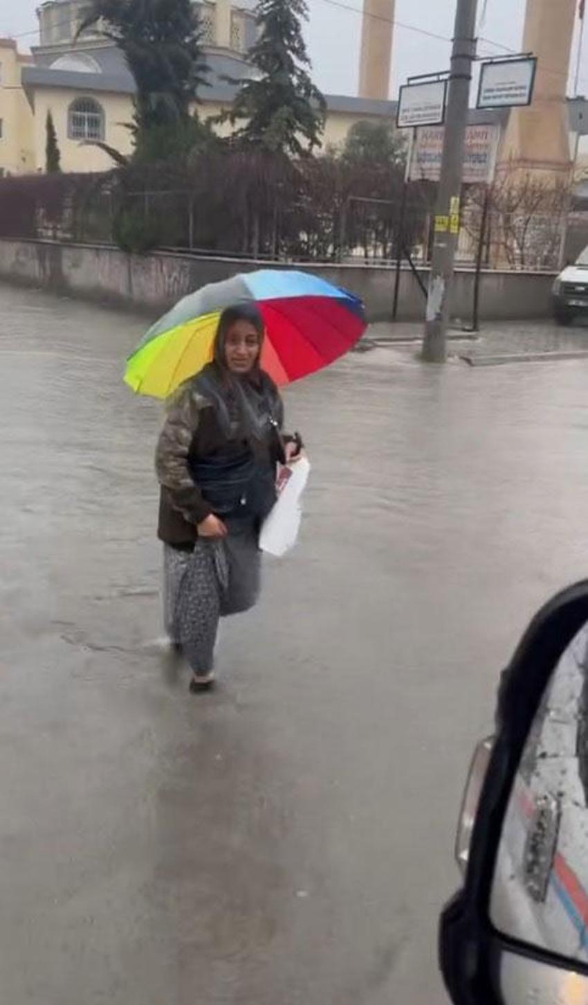 Meteoroloji uyardı sağanak yağışlar Adana'yı vurdu! Yağmur şehirde hayatı olumsuz etkiledi, yayalar ve sürücüler zor anlar yaşadı