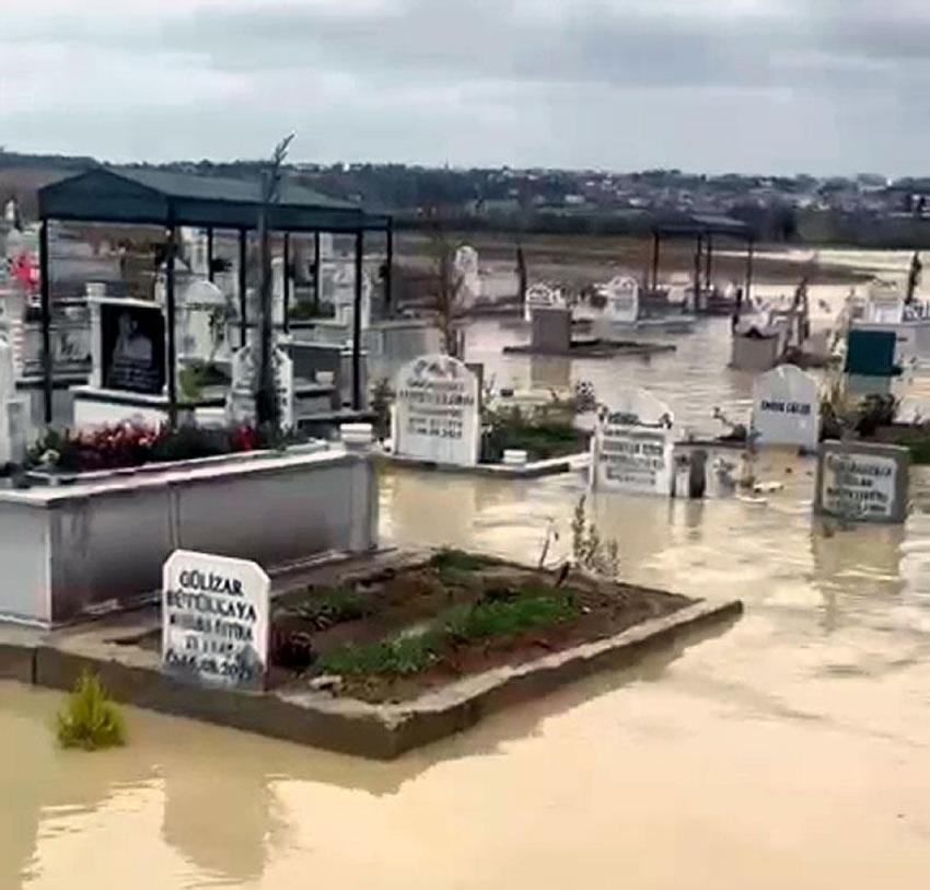 Meteoroloji uyardı sağanak yağışlar Adana'yı vurdu! Yağmur şehirde hayatı olumsuz etkiledi, yayalar ve sürücüler zor anlar yaşadı