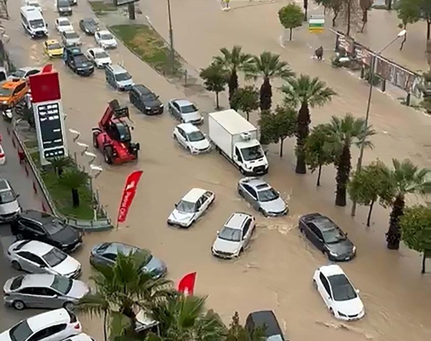 Meteoroloji uyardı sağanak yağışlar Adana'yı vurdu! Yağmur şehirde hayatı olumsuz etkiledi, yayalar ve sürücüler zor anlar yaşadı