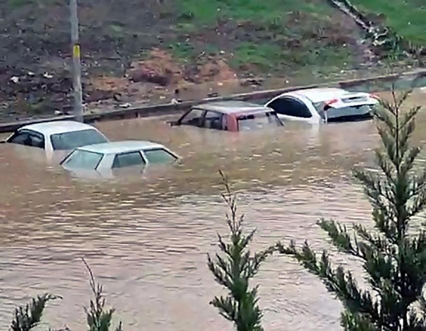 Meteoroloji uyardı sağanak yağışlar Adana'yı vurdu! Yağmur şehirde hayatı olumsuz etkiledi, yayalar ve sürücüler zor anlar yaşadı