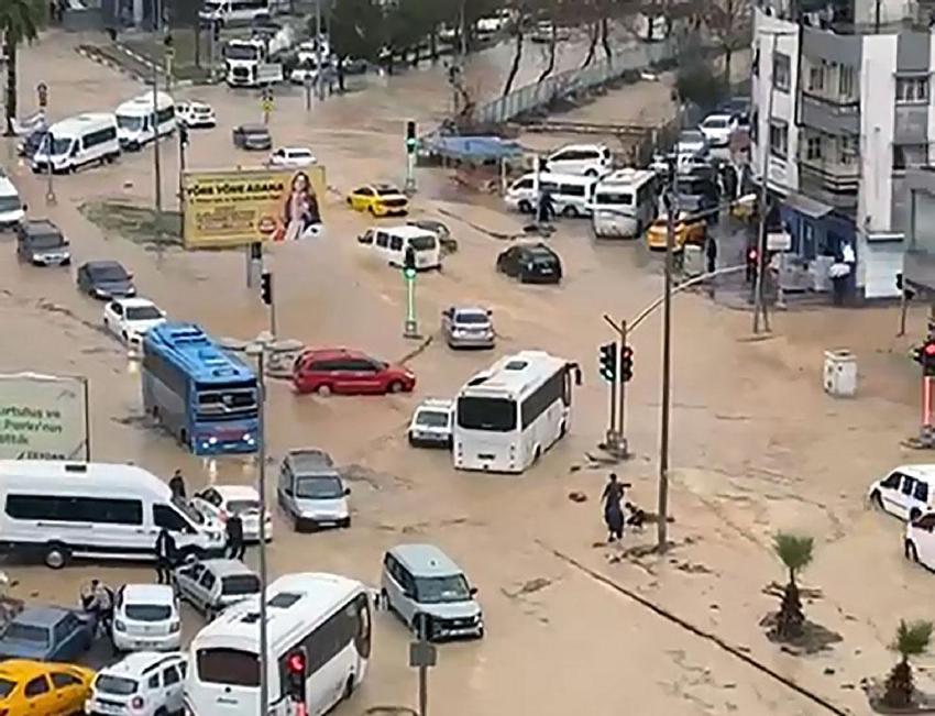 Meteoroloji uyardı sağanak yağışlar Adana'yı vurdu! Yağmur şehirde hayatı olumsuz etkiledi, yayalar ve sürücüler zor anlar yaşadı