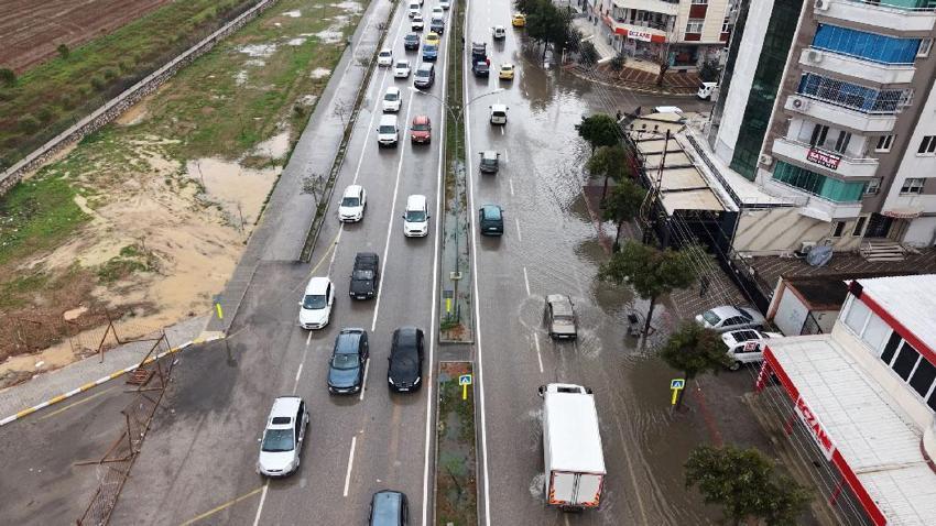 Meteoroloji uyardı sağanak yağışlar Adana'yı vurdu! Yağmur şehirde hayatı olumsuz etkiledi, yayalar ve sürücüler zor anlar yaşadı