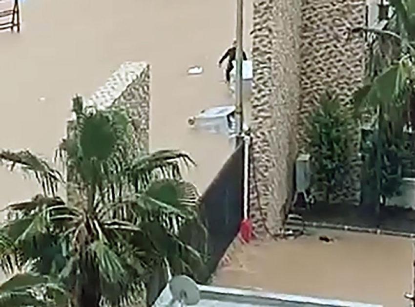 Meteoroloji uyardı sağanak yağışlar Adana'yı vurdu! Yağmur şehirde hayatı olumsuz etkiledi, yayalar ve sürücüler zor anlar yaşadı