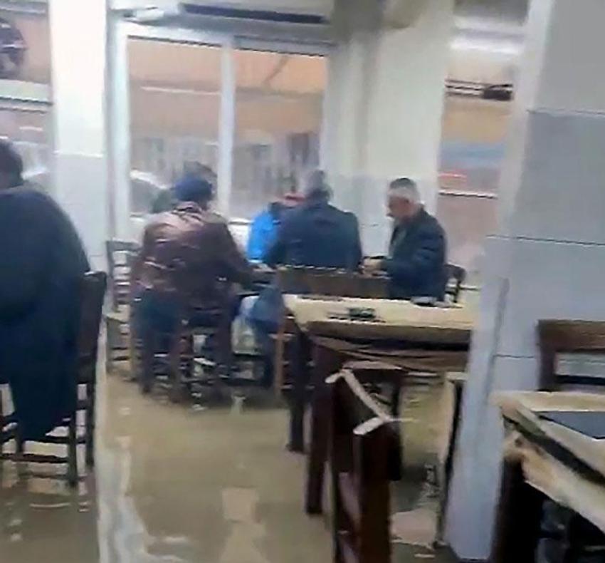 Meteoroloji uyardı sağanak yağışlar Adana'yı vurdu! Yağmur şehirde hayatı olumsuz etkiledi, yayalar ve sürücüler zor anlar yaşadı