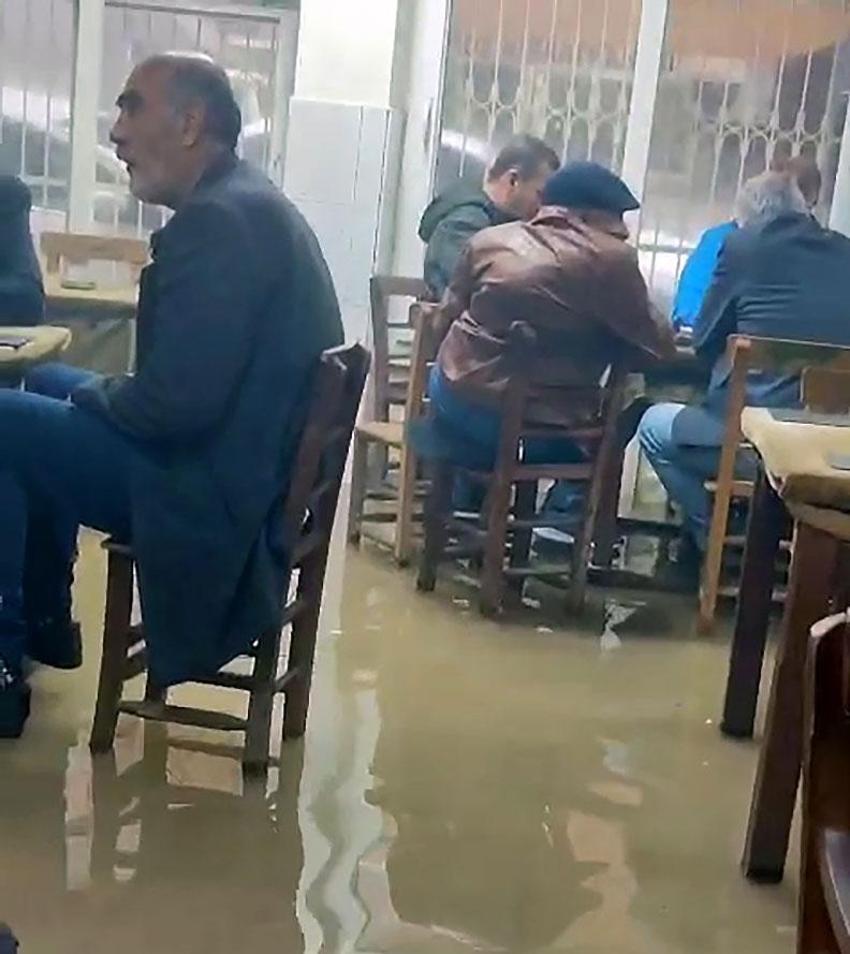 Meteoroloji uyardı sağanak yağışlar Adana'yı vurdu! Yağmur şehirde hayatı olumsuz etkiledi, yayalar ve sürücüler zor anlar yaşadı