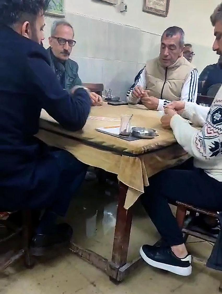 Meteoroloji uyardı sağanak yağışlar Adana'yı vurdu! Yağmur şehirde hayatı olumsuz etkiledi, yayalar ve sürücüler zor anlar yaşadı