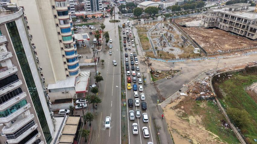 Meteoroloji uyardı sağanak yağışlar Adana'yı vurdu! Yağmur şehirde hayatı olumsuz etkiledi, yayalar ve sürücüler zor anlar yaşadı
