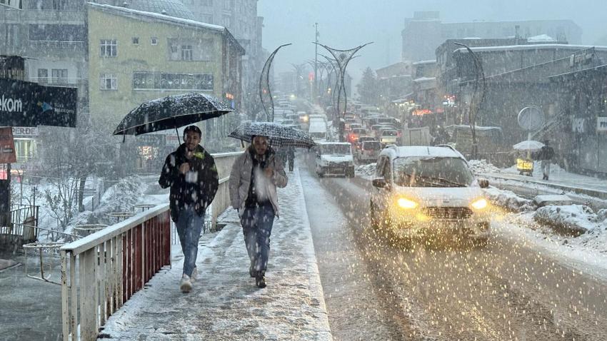 Kar yağışı ve sağanaklar kuvvetli geliyor! Meteoroloji'den 18 ile sarı kodlu uyarı