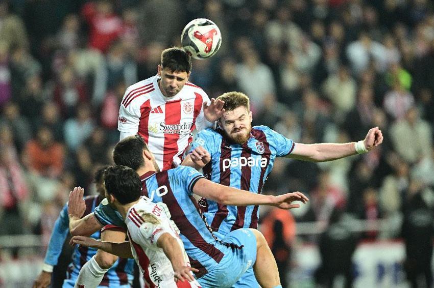 Antalyaspor-Trabzonspor maçında penaltı kaçtı puanlar paylaşıldı