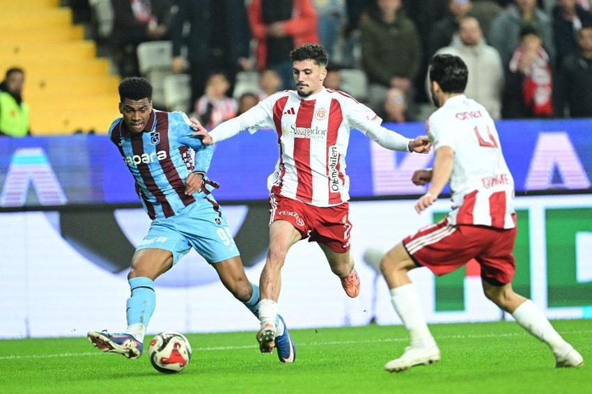 Antalyaspor-Trabzonspor maçında penaltı kaçtı puanlar paylaşıldı