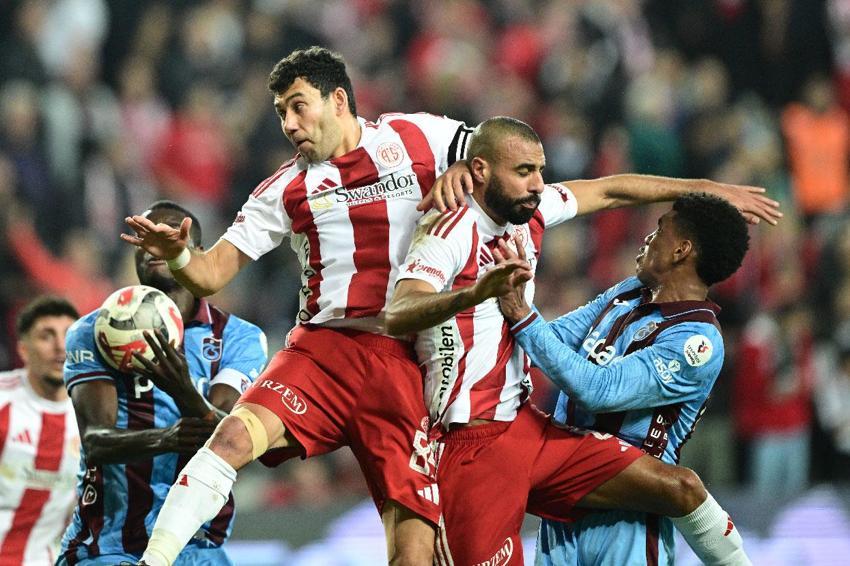 Antalyaspor-Trabzonspor maçında penaltı kaçtı puanlar paylaşıldı