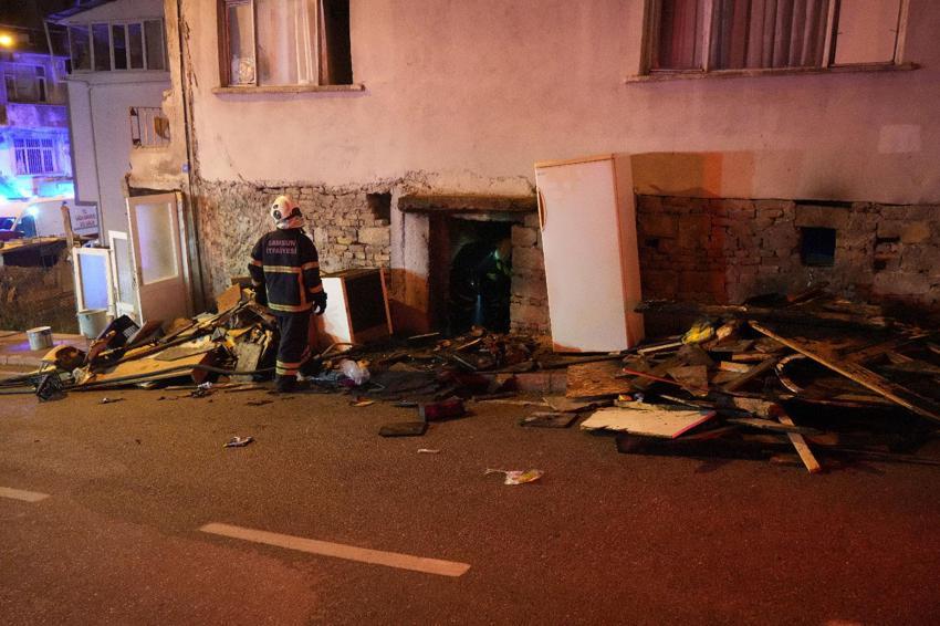 Samsun’da üç katlı bina yangınında can pazarı: 8 kişi dumandan etkilendi