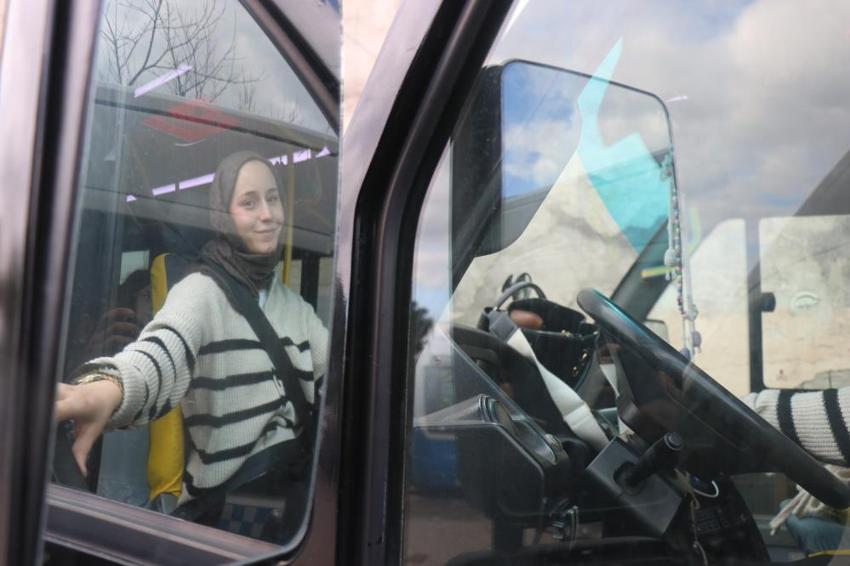 Sakarya 22 yaşındaki Sude'yi konuşuyor! "Ağabey" diyen yolcular onu görünce donup kalıyor