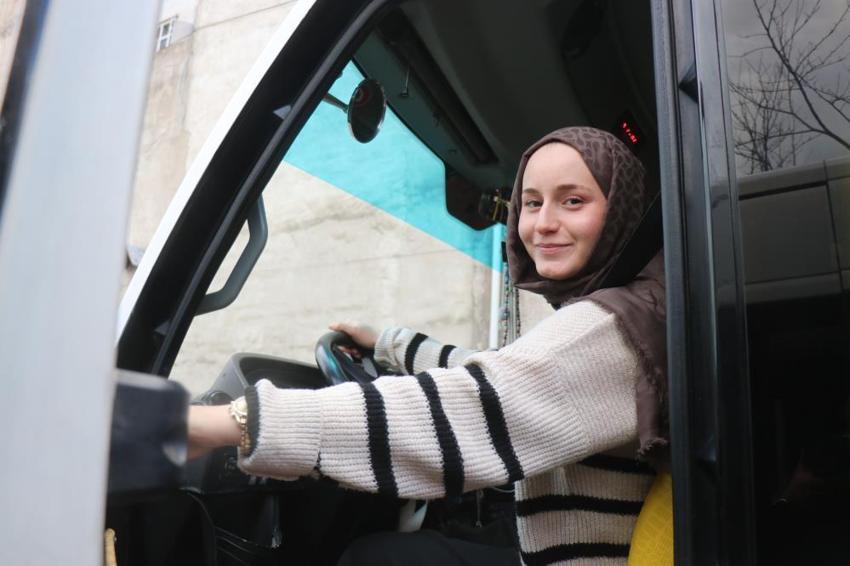 Sakarya 22 yaşındaki Sude'yi konuşuyor! "Ağabey" diyen yolcular onu görünce donup kalıyor