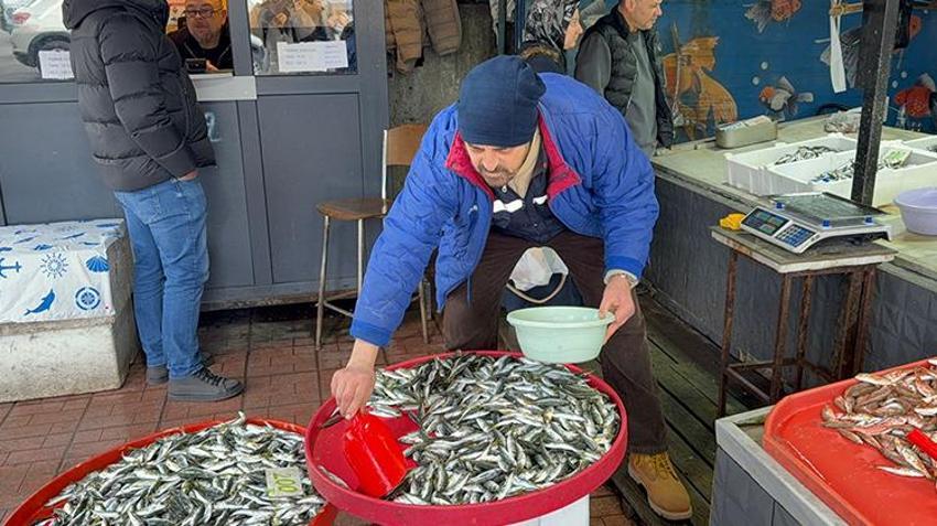 Balıkçılar denize açılamadı, fiyatlar uçtu! İstavrit ve mezgit cep yakıyor