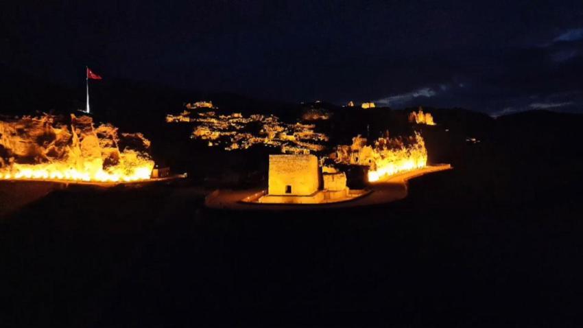 Batman'ın tarihi Hasankeyf Kalesi ve Şaab Vadisi gece dronla görüntülendi
