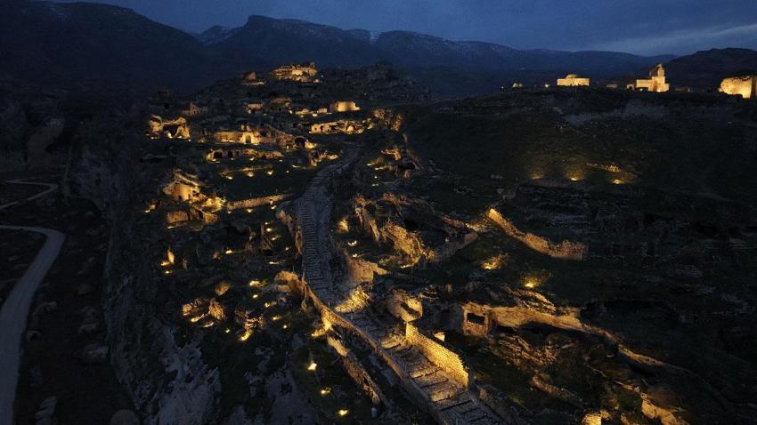 Batman'ın tarihi Hasankeyf Kalesi ve Şaab Vadisi gece dronla görüntülendi
