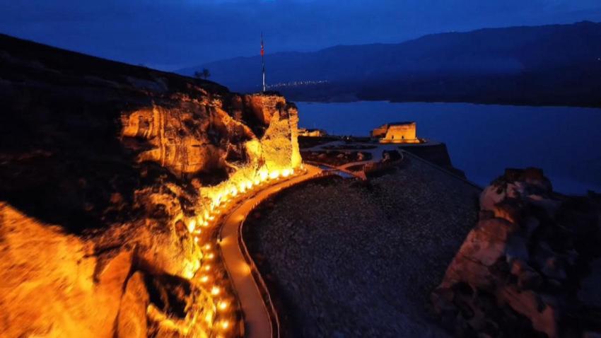 Batman'ın tarihi Hasankeyf Kalesi ve Şaab Vadisi gece dronla görüntülendi