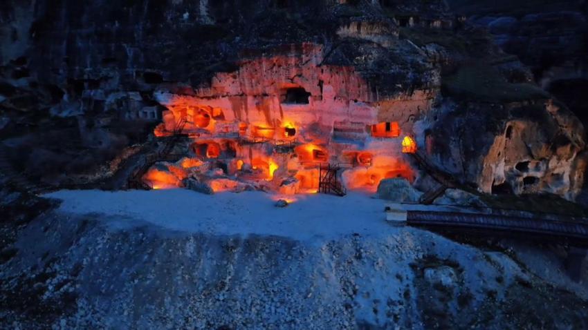 Batman'ın tarihi Hasankeyf Kalesi ve Şaab Vadisi gece dronla görüntülendi