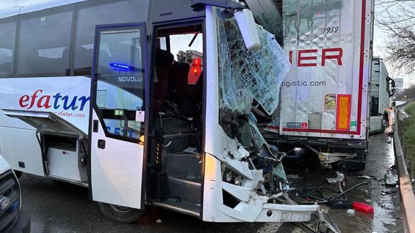 D-100 Karayolu'nda tur midibüsü park halindeki TIR'a çarptı; 13 yaralı