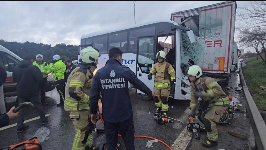 D-100 Karayolu'nda tur midibüsü park halindeki TIR'a çarptı; 13 yaralı