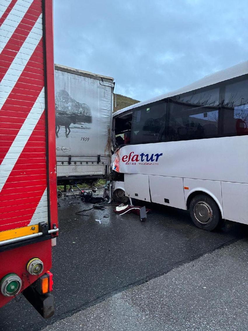 D-100 Karayolu'nda tur midibüsü park halindeki TIR'a çarptı; 13 yaralı