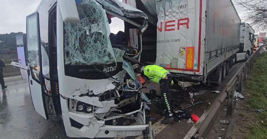 D-100 Karayolu'nda tur midibüsü park halindeki TIR'a çarptı; 13 yaralı