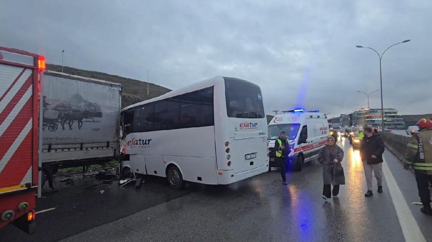 D-100 Karayolu'nda tur midibüsü park halindeki TIR'a çarptı; 13 yaralı