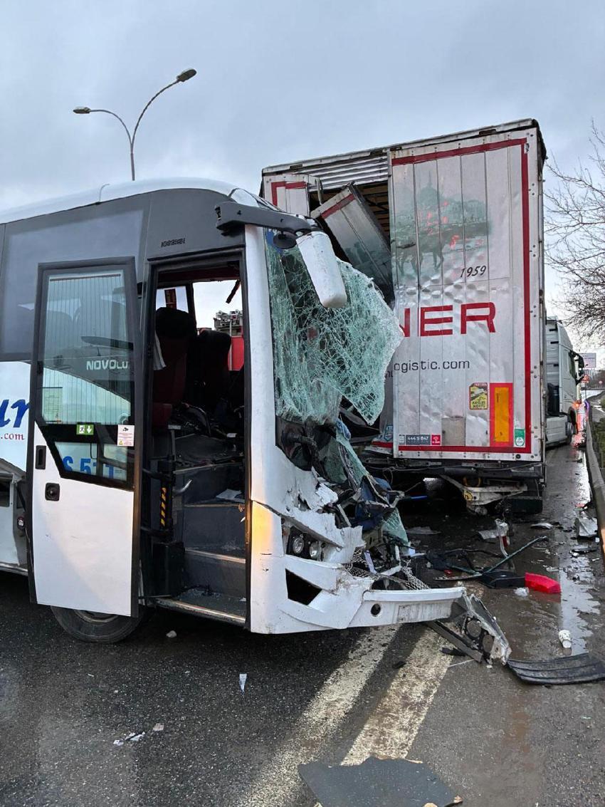 D-100 Karayolu'nda tur midibüsü park halindeki TIR'a çarptı; 13 yaralı